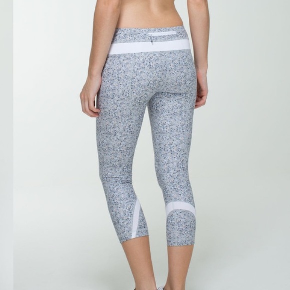 Lululemon capris inspire crop size 8 yoga fitness - Picture 2 of 4